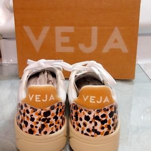 BRAND NEW VEJA'S!! Size 7